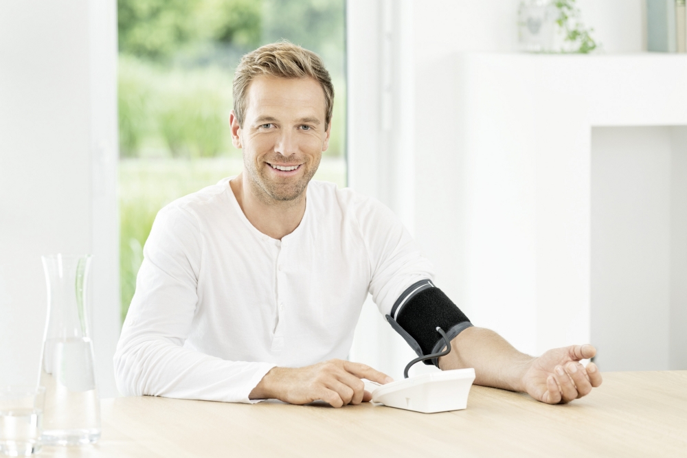 Beurer BM 26 Upper arm blood monitor; risk indicator; arrhythmia detection; medical device; circumferences 22-35 cm; storage bag