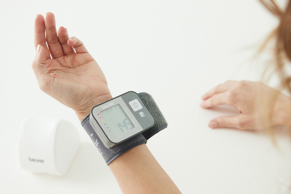 Beurer BC 27 Wrist blood pressure monitor; large