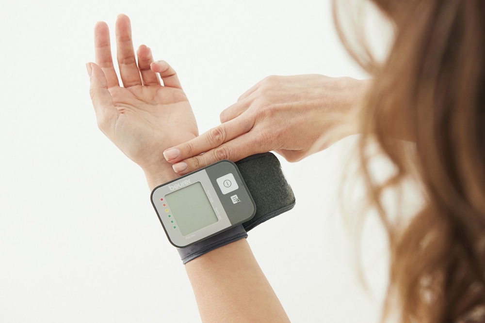 Beurer BC 27 Wrist blood pressure monitor; large